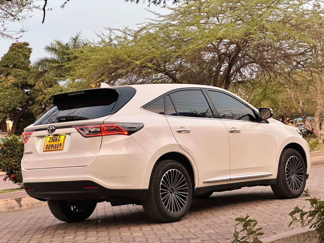 TOYOTA HARRIER thumbnail 3